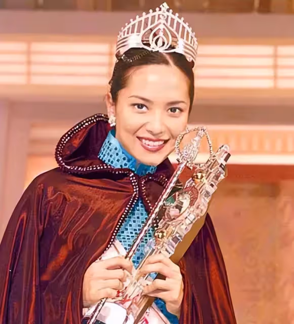 48歲郭羨妮「素顏」大變樣,女神「眼窩凹陷」現原形,老了20歲像奶奶,網友稱贊:敢真面目示人,有勇氣