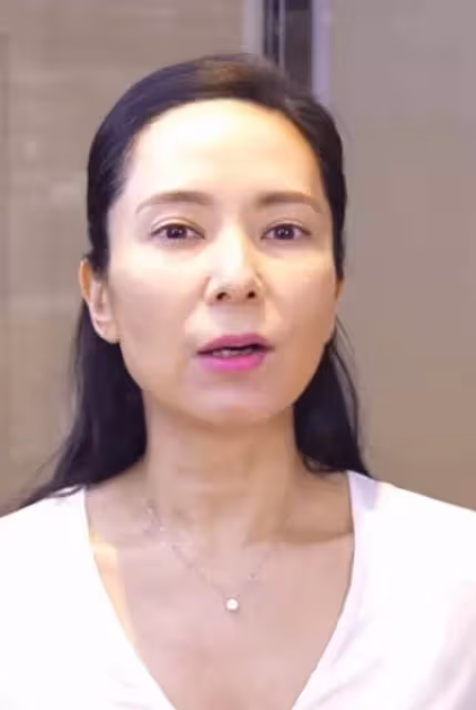 48歲郭羨妮「素顏」大變樣，女神「眼窩凹陷」現原形，老了20歲像奶奶，網友稱贊：敢真面目示人，有勇氣