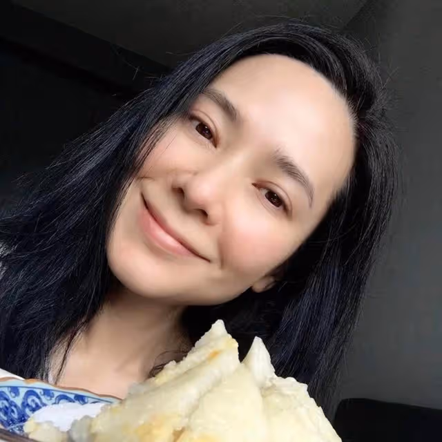48歲郭羨妮「素顏」大變樣，女神「眼窩凹陷」現原形，老了20歲像奶奶，網友稱贊：敢真面目示人，有勇氣
