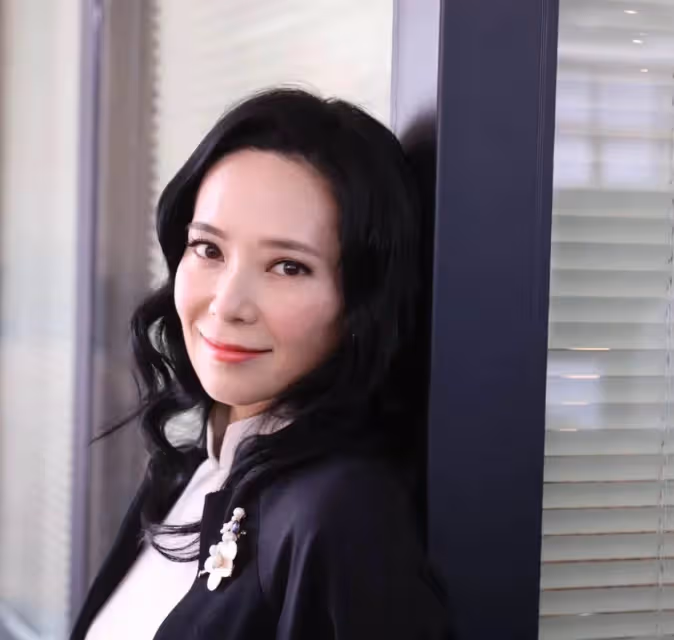 48歲郭羨妮「素顏」大變樣，女神「眼窩凹陷」現原形，老了20歲像奶奶，網友稱贊：敢真面目示人，有勇氣