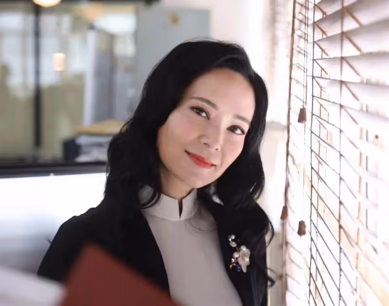 48歲郭羨妮「素顏」大變樣，女神「眼窩凹陷」現原形，老了20歲像奶奶，網友稱贊：敢真面目示人，有勇氣