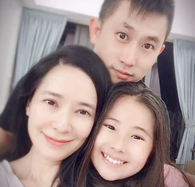 48歲郭羨妮「素顏」大變樣，女神「眼窩凹陷」現原形，老了20歲像奶奶，網友稱贊：敢真面目示人，有勇氣