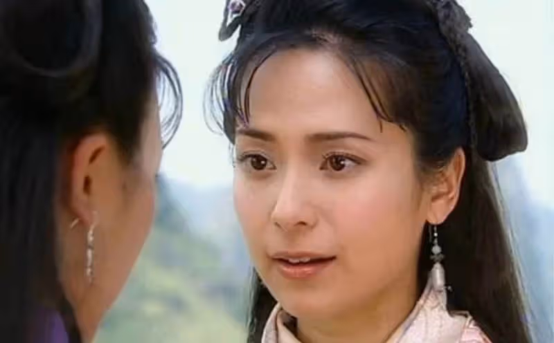 48歲郭羨妮「素顏」大變樣，女神「眼窩凹陷」現原形，老了20歲像奶奶，網友稱贊：敢真面目示人，有勇氣