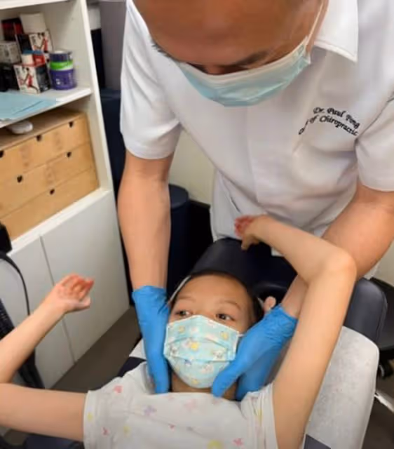 鍾麗淇攜女兒做物理治療!愛女躺病床上表現乖巧,11歲仍不會走路