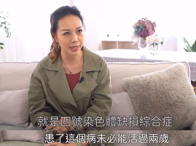 鍾麗淇攜女兒做物理治療!愛女躺病床上表現乖巧,11歲仍不會走路