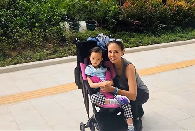 鍾麗淇攜女兒做物理治療!愛女躺病床上表現乖巧,11歲仍不會走路