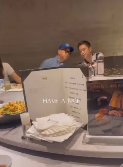 具俊曄撇下大S外出吃飯，戴著眼鏡笑容慈祥，飯桌上不忘拍照