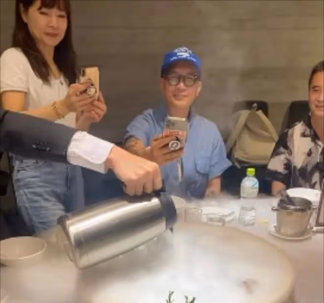 具俊曄撇下大S外出吃飯，戴著眼鏡笑容慈祥，飯桌上不忘拍照