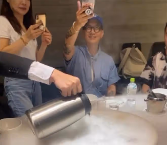 具俊曄撇下大S外出吃飯，戴著眼鏡笑容慈祥，飯桌上不忘拍照