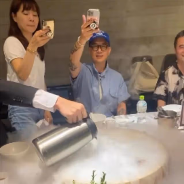 具俊曄撇下大S外出吃飯，戴著眼鏡笑容慈祥，飯桌上不忘拍照