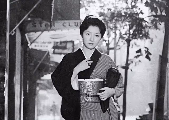 日本女演員原節子,被送給麥克阿瑟當情人,一生未嫁,活到95歲