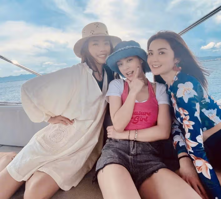 一眾港星扎堆海南度假!阿嬌阿Sa坐遊艇出海,李彩樺沖浪大秀美腿