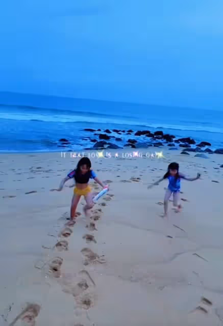一眾港星扎堆海南度假!阿嬌阿Sa坐遊艇出海,李彩樺沖浪大秀美腿