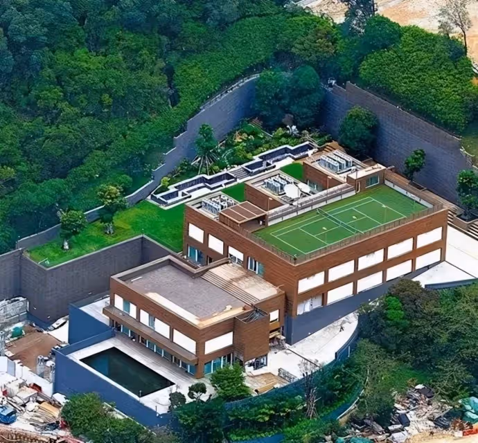 林青霞豪宅大火已撲滅:18個傭人抱寵物出逃,屋內有3部電梯