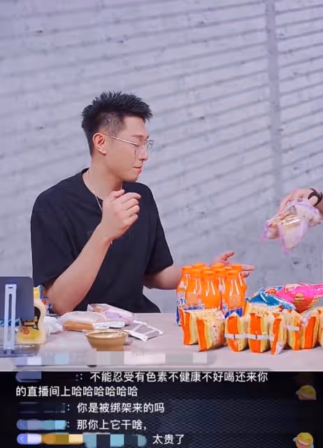 張嘉倪老公直播賣貨,吃麵包被噎住眉頭緊皺,工作人員無動於衷