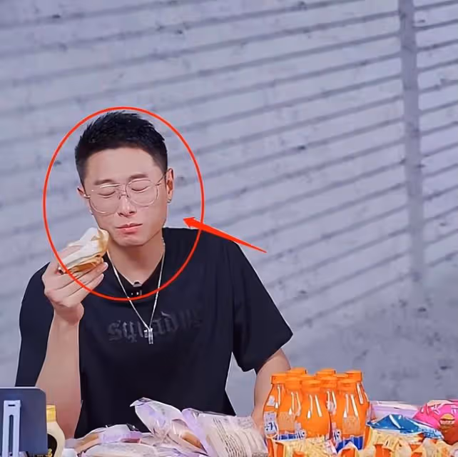 張嘉倪老公直播賣貨,吃麵包被噎住眉頭緊皺,工作人員無動於衷