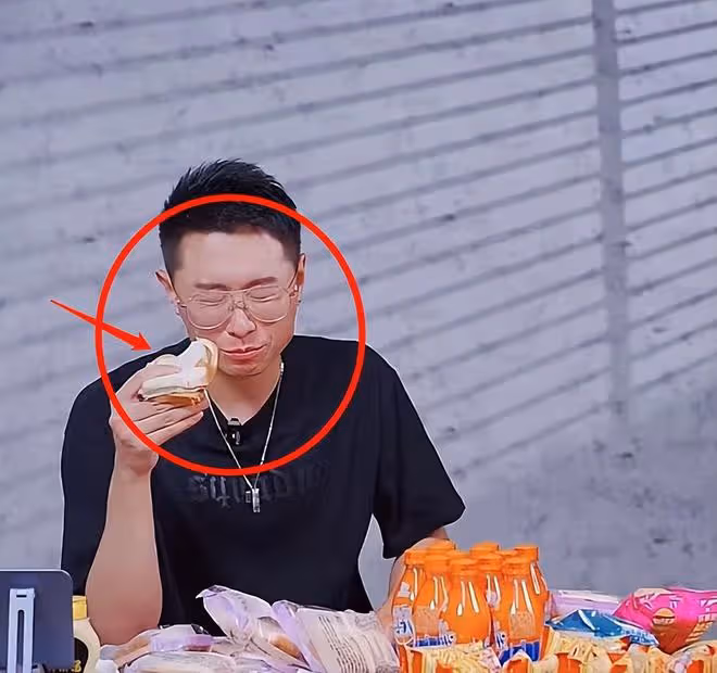 張嘉倪老公直播賣貨,吃麵包被噎住眉頭緊皺,工作人員無動於衷