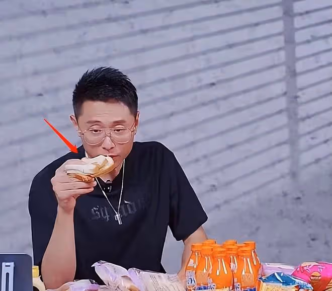 張嘉倪老公直播賣貨,吃麵包被噎住眉頭緊皺,工作人員無動於衷