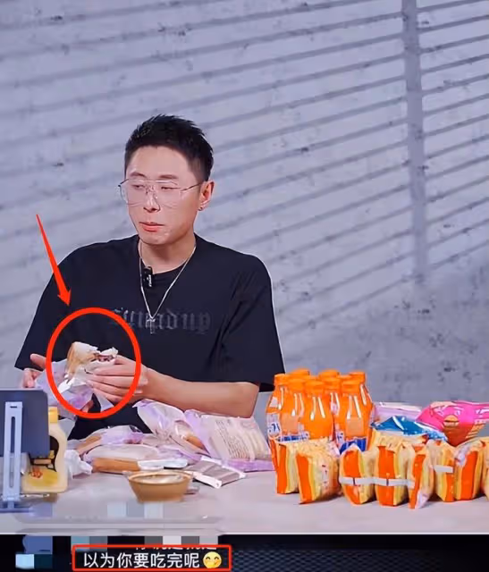 張嘉倪老公直播賣貨,吃麵包被噎住眉頭緊皺,工作人員無動於衷