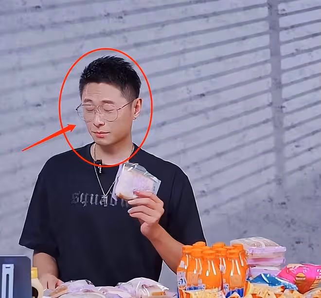張嘉倪老公直播賣貨,吃麵包被噎住眉頭緊皺,工作人員無動於衷