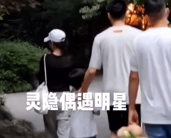 張嘉倪老公直播賣貨,吃麵包被噎住眉頭緊皺,工作人員無動於衷
