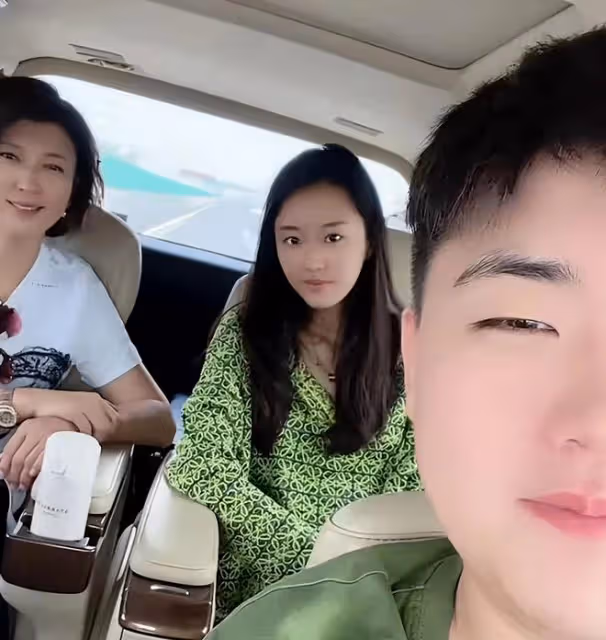 閆學晶兒媳疑懷孕,素顏露面小腹凸,出行專車接送被婆婆寵成公主