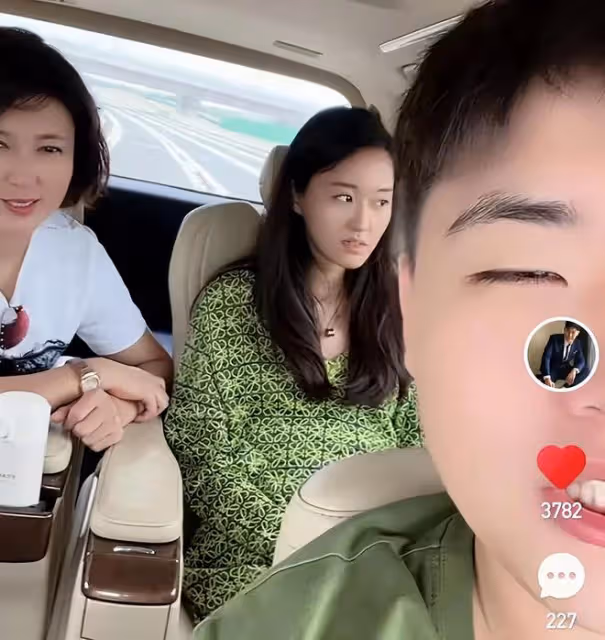 閆學晶兒媳疑懷孕,素顏露面小腹凸,出行專車接送被婆婆寵成公主