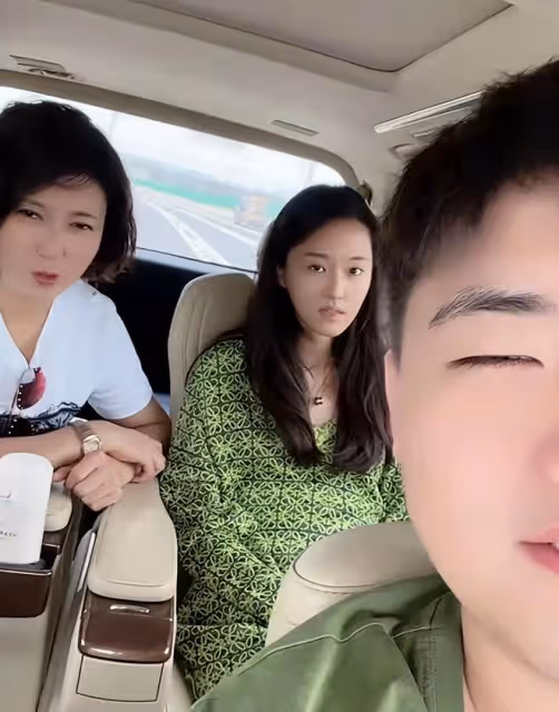 閆學晶兒媳疑懷孕,素顏露面小腹凸,出行專車接送被婆婆寵成公主