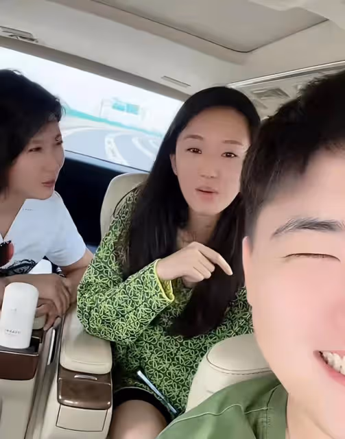 閆學晶兒媳疑懷孕,素顏露面小腹凸,出行專車接送被婆婆寵成公主