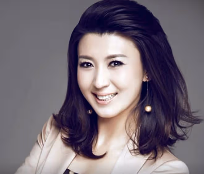 閆學晶兒媳疑懷孕,素顏露面小腹凸,出行專車接送被婆婆寵成公主