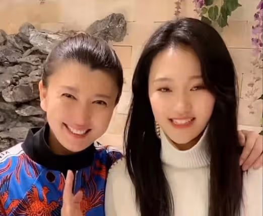 閆學晶兒媳疑懷孕,素顏露面小腹凸,出行專車接送被婆婆寵成公主