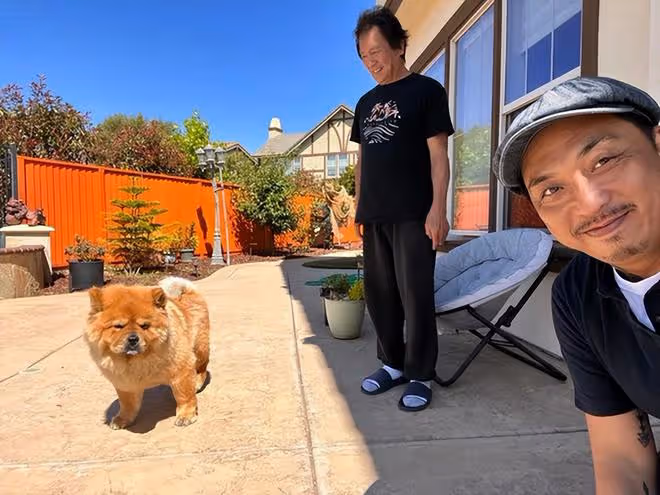老戲骨移居國外近況!住別墅開豪車太愜意,曾奪影帝是周潤發同學