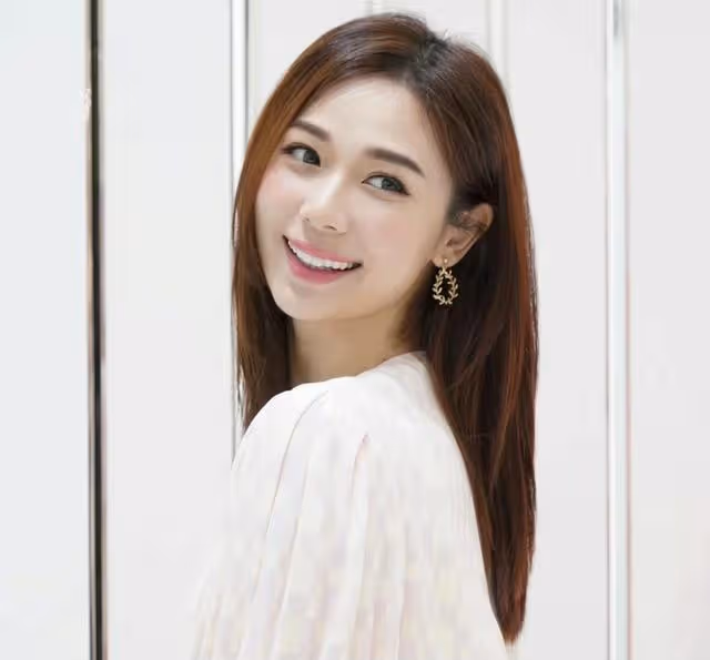 TVB知名長腿女神離巢後越發富貴!住過億海景豪宅,手拿百萬名包