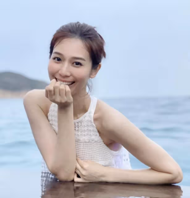 TVB知名長腿女神離巢後越發富貴!住過億海景豪宅,手拿百萬名包