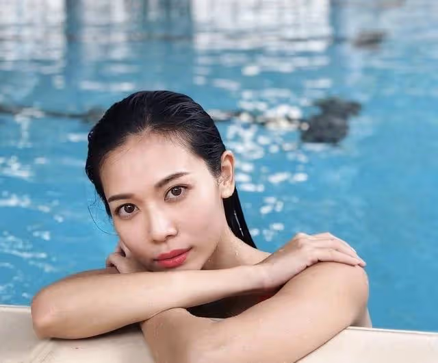 TVB知名長腿女神離巢後越發富貴!住過億海景豪宅,手拿百萬名包