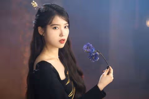 (IU、秀智、金世正)歌手出身,如今成功轉型,在演藝界大放異彩