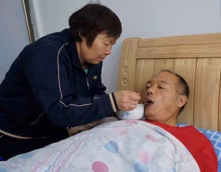 父親失禁,請來保姆後從未尿過褲子,兒子納悶,裝監控一瞧,瞬間淚崩.