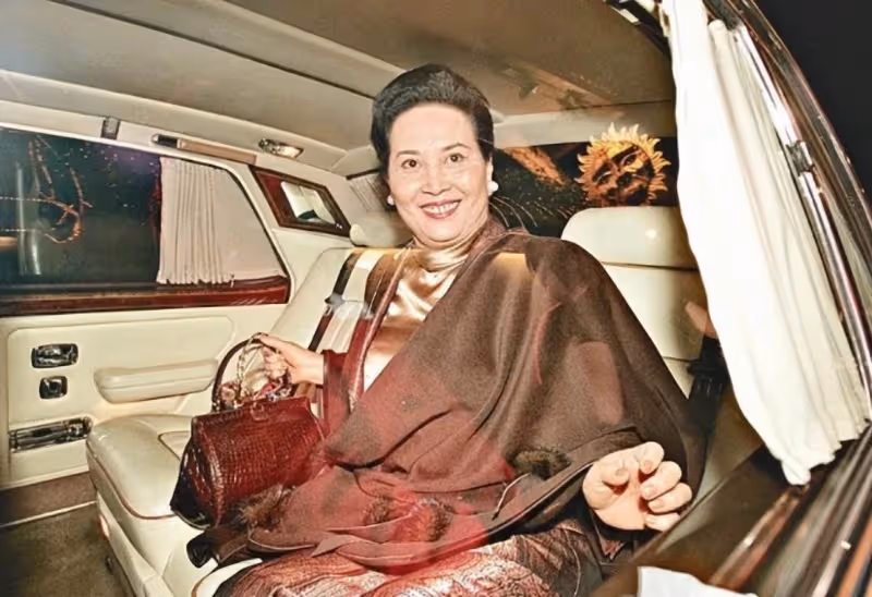 何超瓊喪母后憔悴露面,59歲不婚不生又父母雙亡,難掩憔悴白髪明顯,網友哀嘆:眼中沒了光