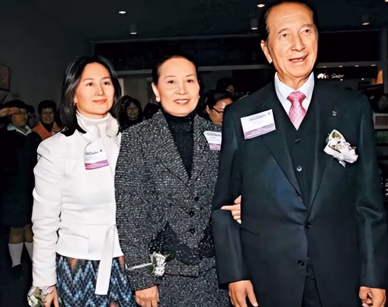 何超瓊喪母后憔悴露面,59歲不婚不生又父母雙亡,難掩憔悴白髪明顯,網友哀嘆:眼中沒了光