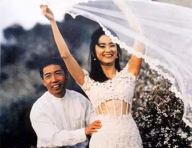 秦漢「45歲帥兒秀近照」膚質白皙身高180 年過40遇真愛生2歲女「雙方無意願結婚」多年恩愛如初