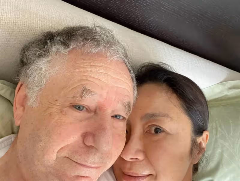 忘年戀長跑18年,58歲楊紫瓊甜曬全家福外籍帥繼子亮相,不結婚只談愛相處更勝老夫老妻