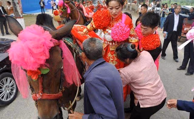 哥哥結婚,我大方塞13萬份子錢 當天晚上母親來電責罵:只隨禮2000,你好意思嗎?