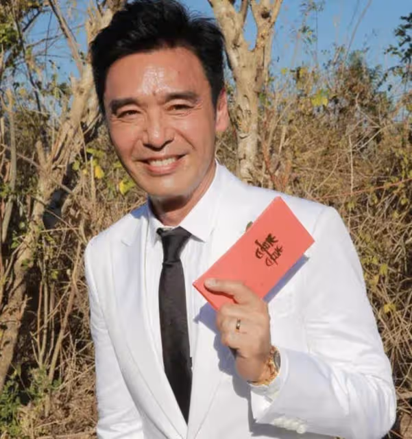 鐘鎮濤一家五口罕同框!同父異母的基因,顏值差距太大, 章小蕙女兒顏值碾壓范薑女兒
