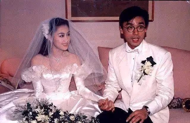 鐘鎮濤一家五口罕同框!同父異母的基因,顏值差距太大, 章小蕙女兒顏值碾壓范薑女兒