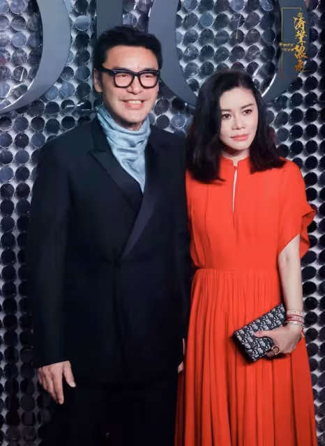 鐘鎮濤一家五口罕同框!同父異母的基因,顏值差距太大, 章小蕙女兒顏值碾壓范薑女兒