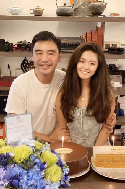 鐘鎮濤一家五口罕同框！同父異母的基因，顏值差距太大， 章小蕙女兒顏值碾壓范薑女兒