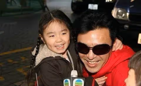 鐘鎮濤一家五口罕同框！同父異母的基因，顏值差距太大， 章小蕙女兒顏值碾壓范薑女兒