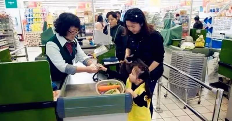 「你的小孩偷東西了，不信搜身」，媽媽一句話讓工作人員放行,網友贊：最棒的教育
