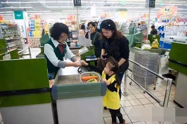「你的小孩偷東西了,不信搜身」,媽媽一句話讓工作人員放行,網友贊:最棒的教育