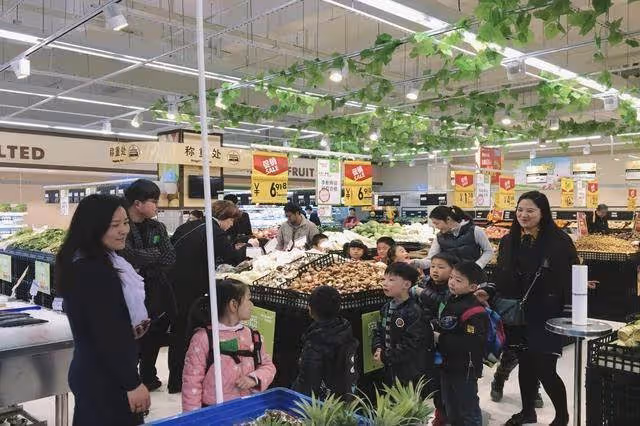 「你的小孩偷東西了,不信搜身」,媽媽一句話讓工作人員放行,網友贊:最棒的教育